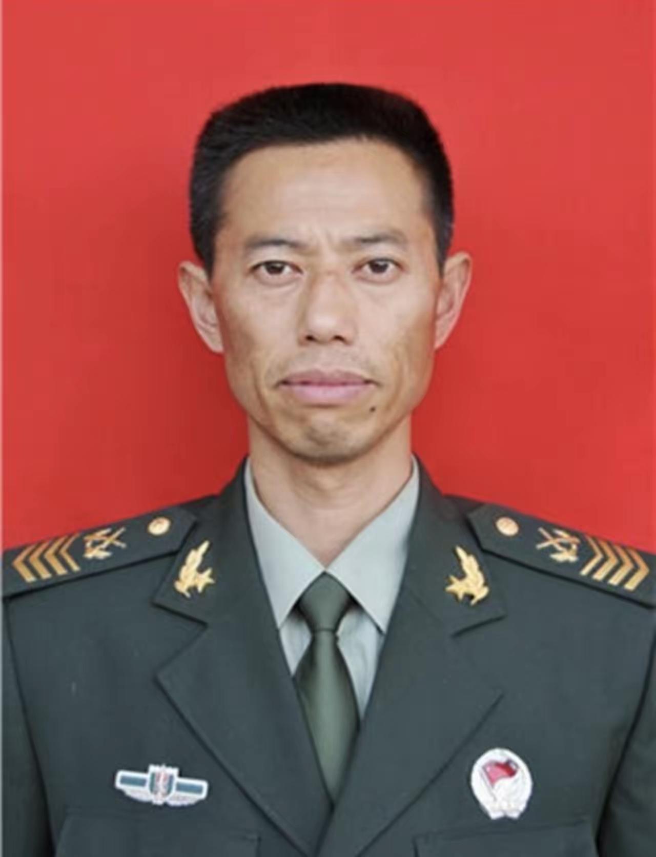 没想到一个当了34年兵的士官，没提干没当官，胸前的军功章却比不少将军还亮眼！他是