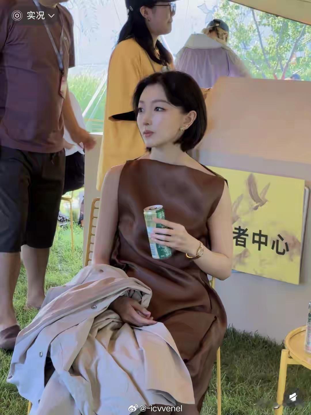 美貌大赏！周冬雨阿那亚被偶遇，很漂亮超有气质，脸精致又高级的