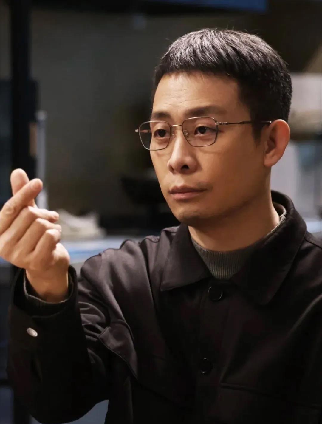 看了《以法之名》有个问题一直想不明白洪亮在检察院工作了18年，可是他怎么一直