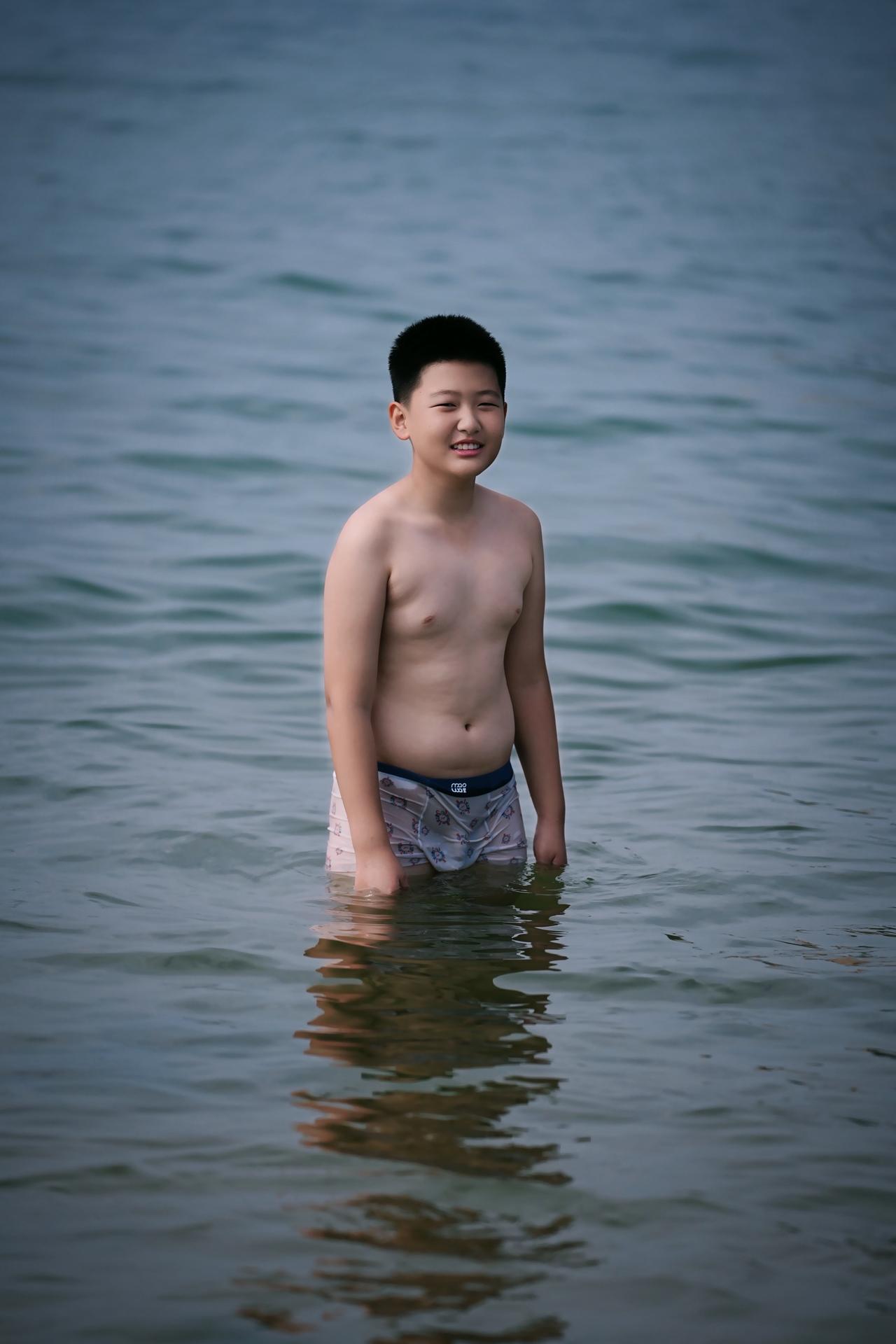 清凉一夏海边游玩面朝大海自由自在