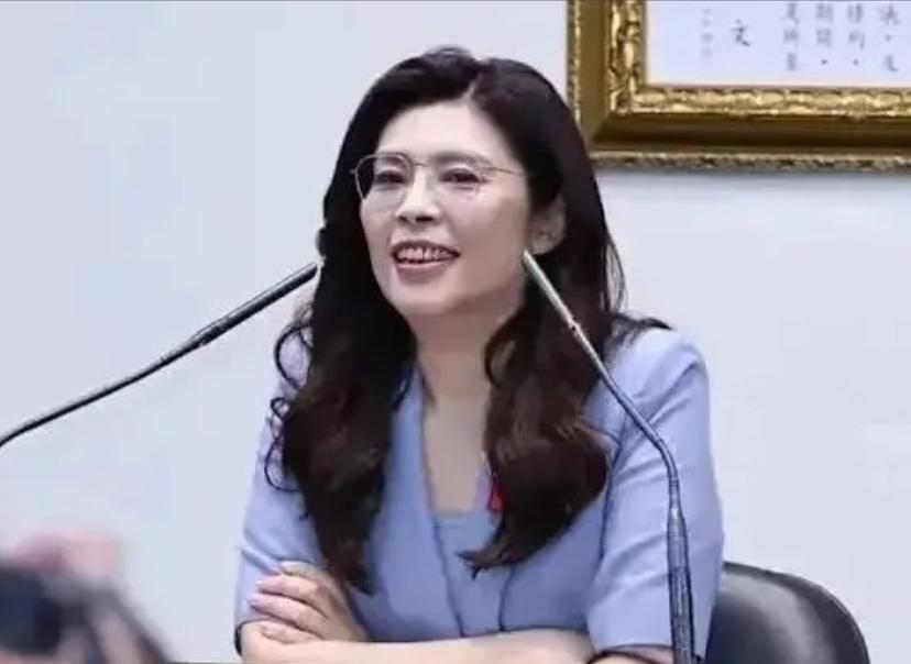 针对郑丽文这次访陆搭乘的是中国航空公司的飞机，绿委范云叫嚣，这是被锁进“一中”枷