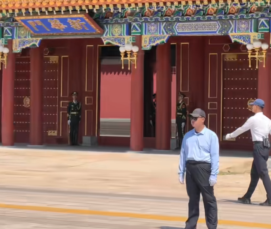请问这个穿白衣服是什么职位？