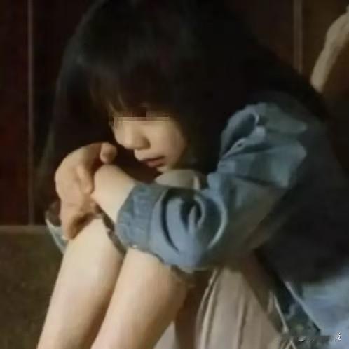 江西抚州，一老太带6岁孙女去打麻将，让她万万没想到的是，邻居家的12岁男孩把小女