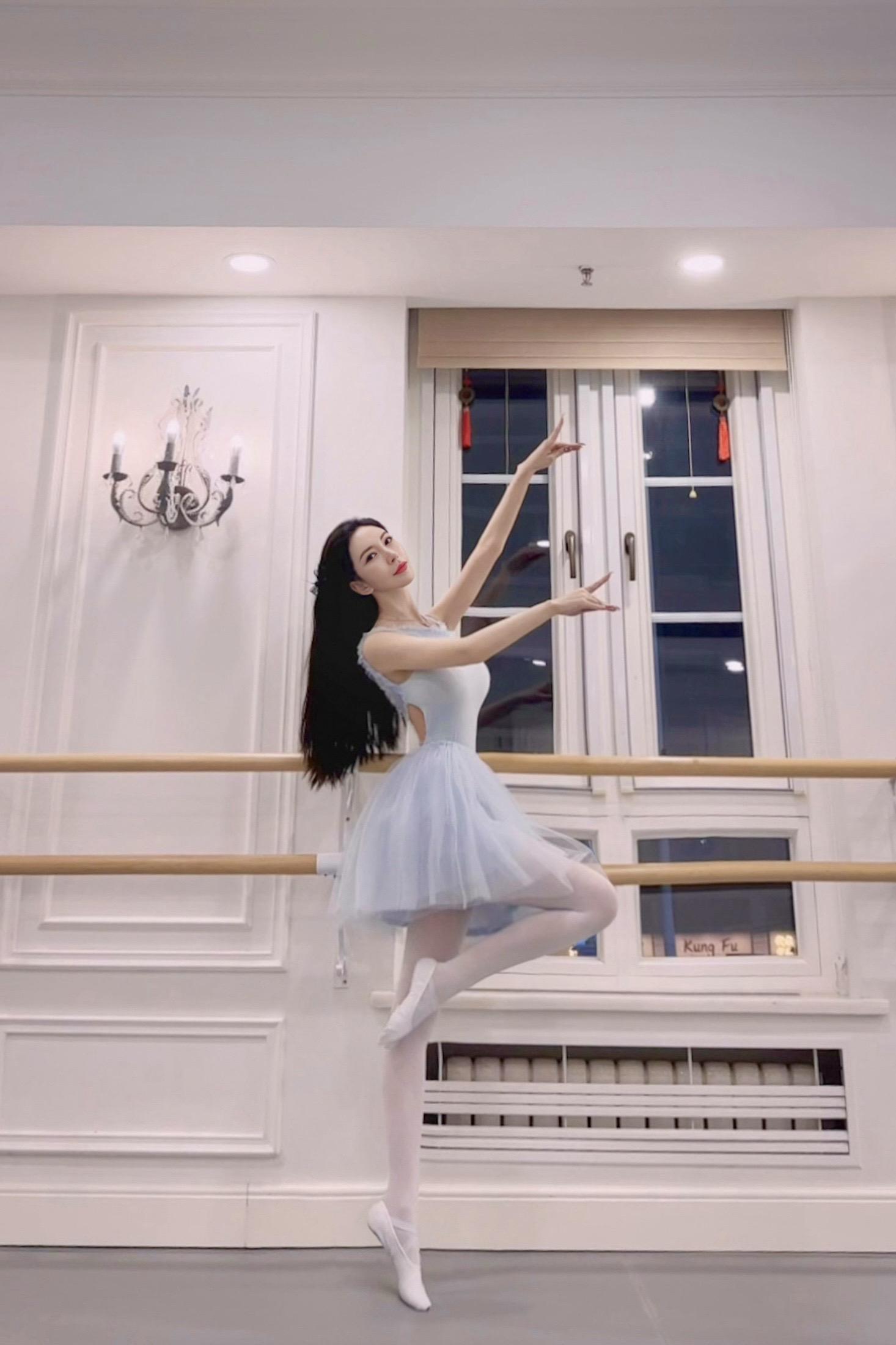 淡蓝纱裙裹着的，是不被定义的浪漫 镜子里的倒影，是被好好珍藏的我 带着...