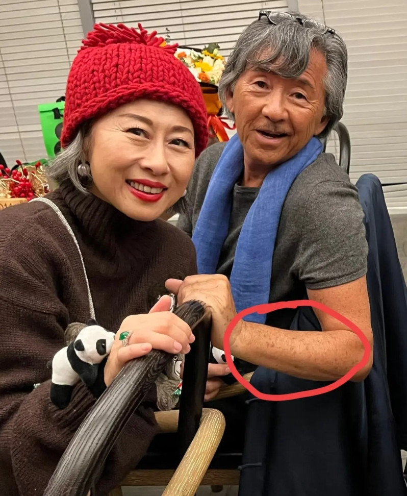 结婚还是要年龄相仿不然就像林子祥和叶蒨文一样林子祥78岁，胳膊上已经有显
