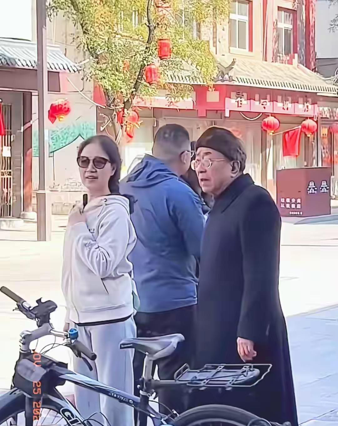 79岁的余秋雨携妻回家探亲，妻子马兰今年63岁，这状态真的没的说，不愧是黄梅戏演