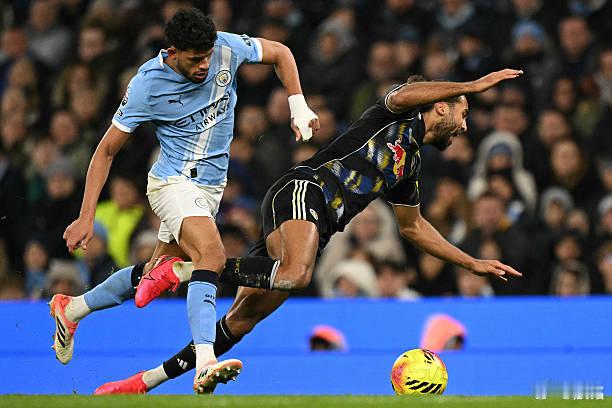 曼城vs利兹联曼城冬窗可以考虑买一个右边后卫了。显然，原来踢后腰的努内斯踢不了