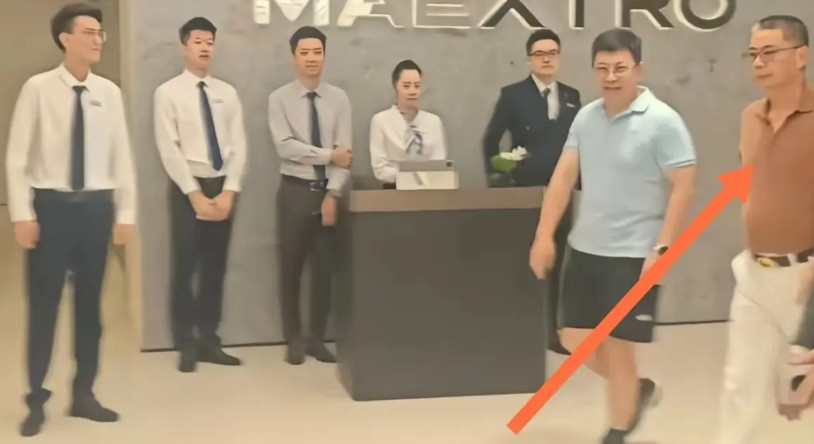 不得不说余承东的朋友圈真的好强大，原来让余总跑步途中来不及换衣服就去鸿蒙智行用户