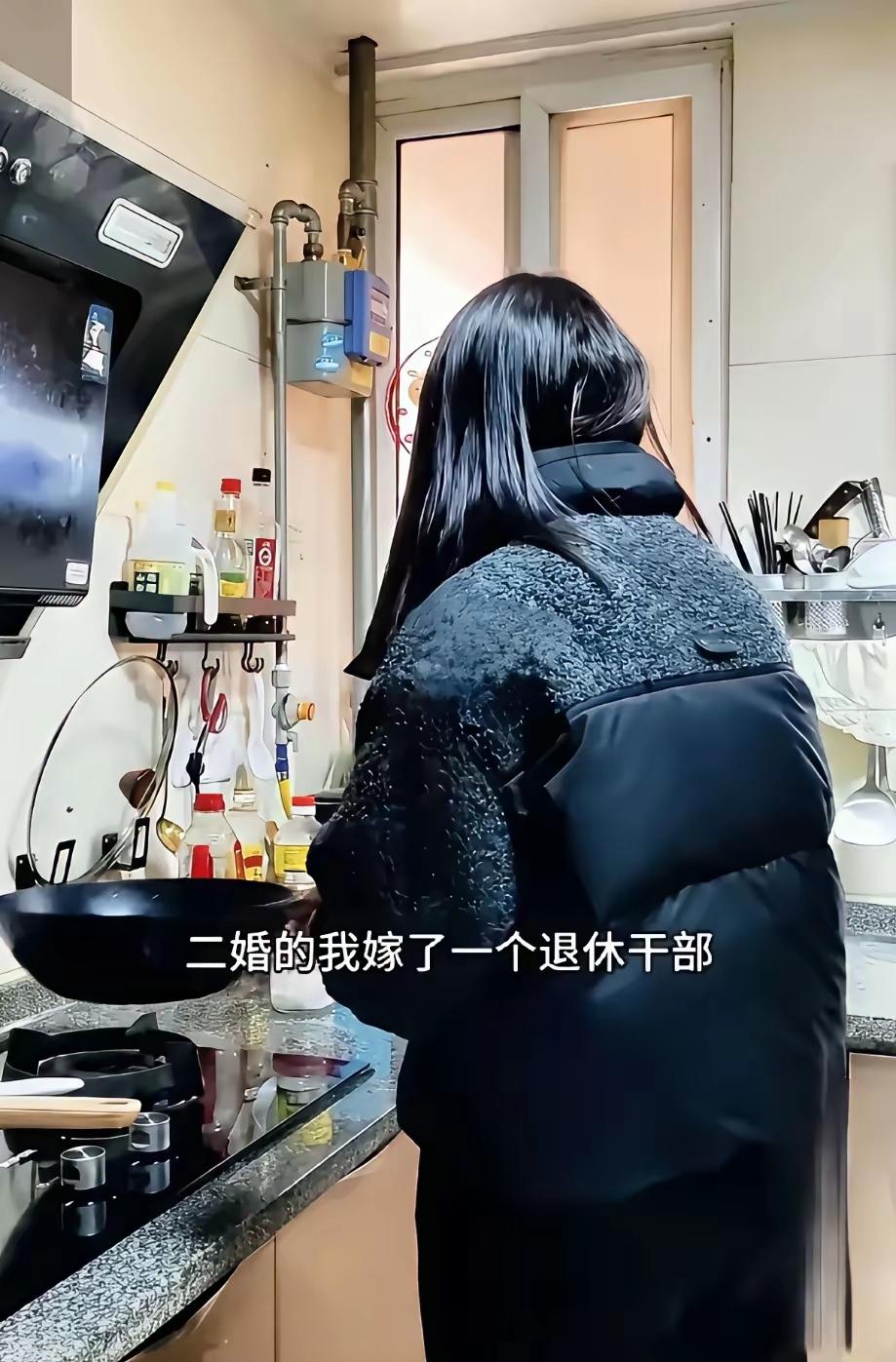 女子很后悔自己当初的决定，离婚之后嫁给了一个60岁刚刚退休的老干部，本以为能够过