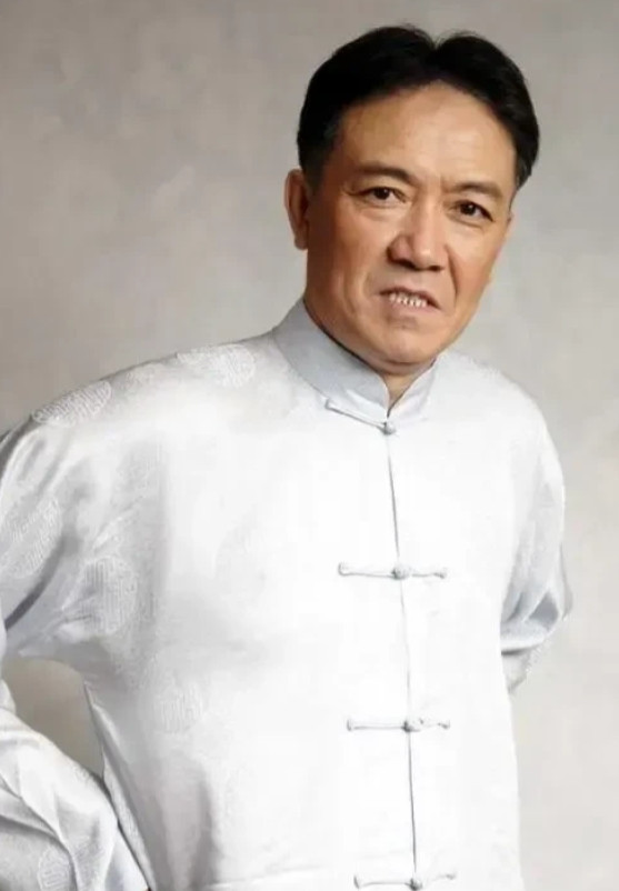 主持人问李幼斌：“不拍戏时，在家都干啥？”李幼斌答：“就在屋里这儿串串、那儿串串
