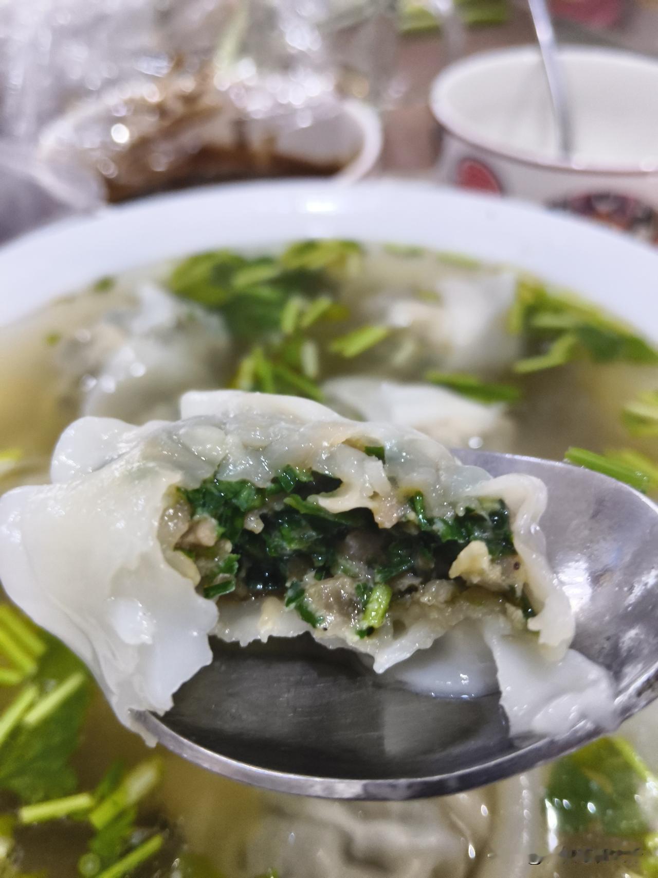 馄饨和饺子最大的区别，不是皮儿厚薄，汤里有没有料，而是我们把饺子当主食，馄饨是稀