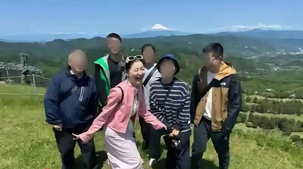 金靖真的很有感染力，金靖笑起来感觉整个人都很轻松，金靖生完孩子也是快速恢复工作，