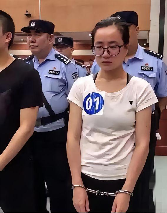 在读硕士的杨春燕，在教室上课时被警方带走。老师一脸惊讶地说：“是不是抓错人了？”