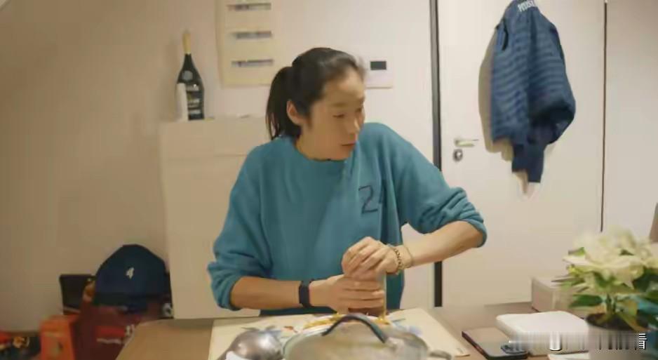 一个人在国外打球，朱婷每天原来这么过：她除了日常训练和打比赛，自己也常常
