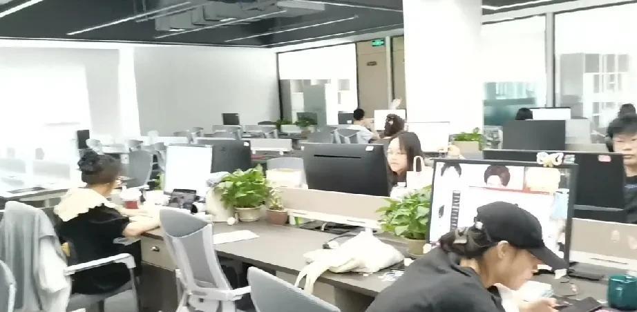 今天心态崩了，没控制住和老板的小舅子吵了一架[捂脸哭]冷静想想年近40的自己，为了