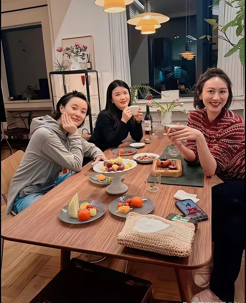 吴越私下聚会的照片，能感受到她松弛的状态，日子过得恬淡又自在。​​​​