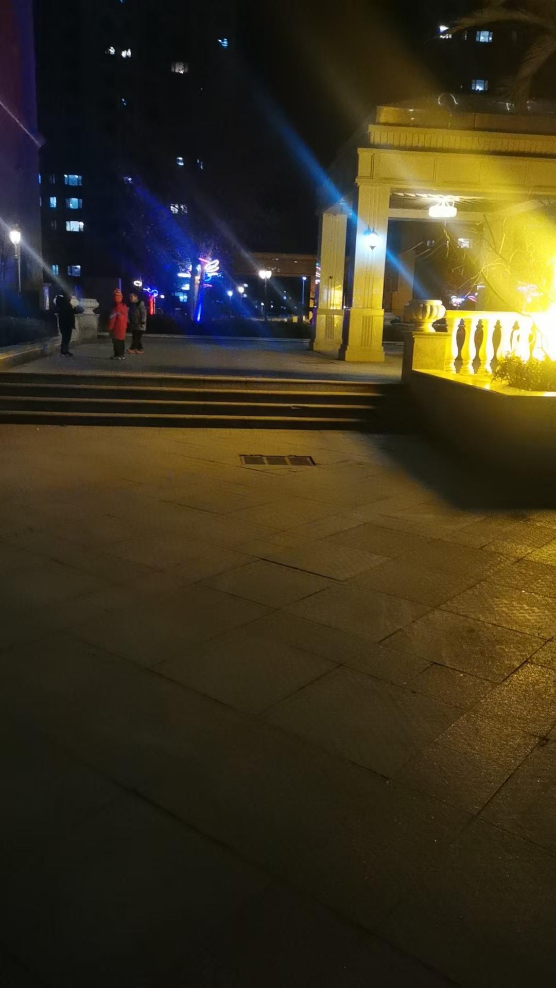 今天上班的路上，我看到一位三十多岁的女士骑着一辆蓝色电动车，后座上坐着一个约莫十