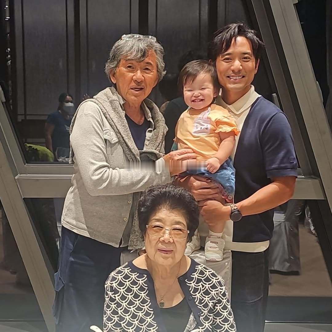 叶倩文林子祥一家人庆祝父亲节​​​