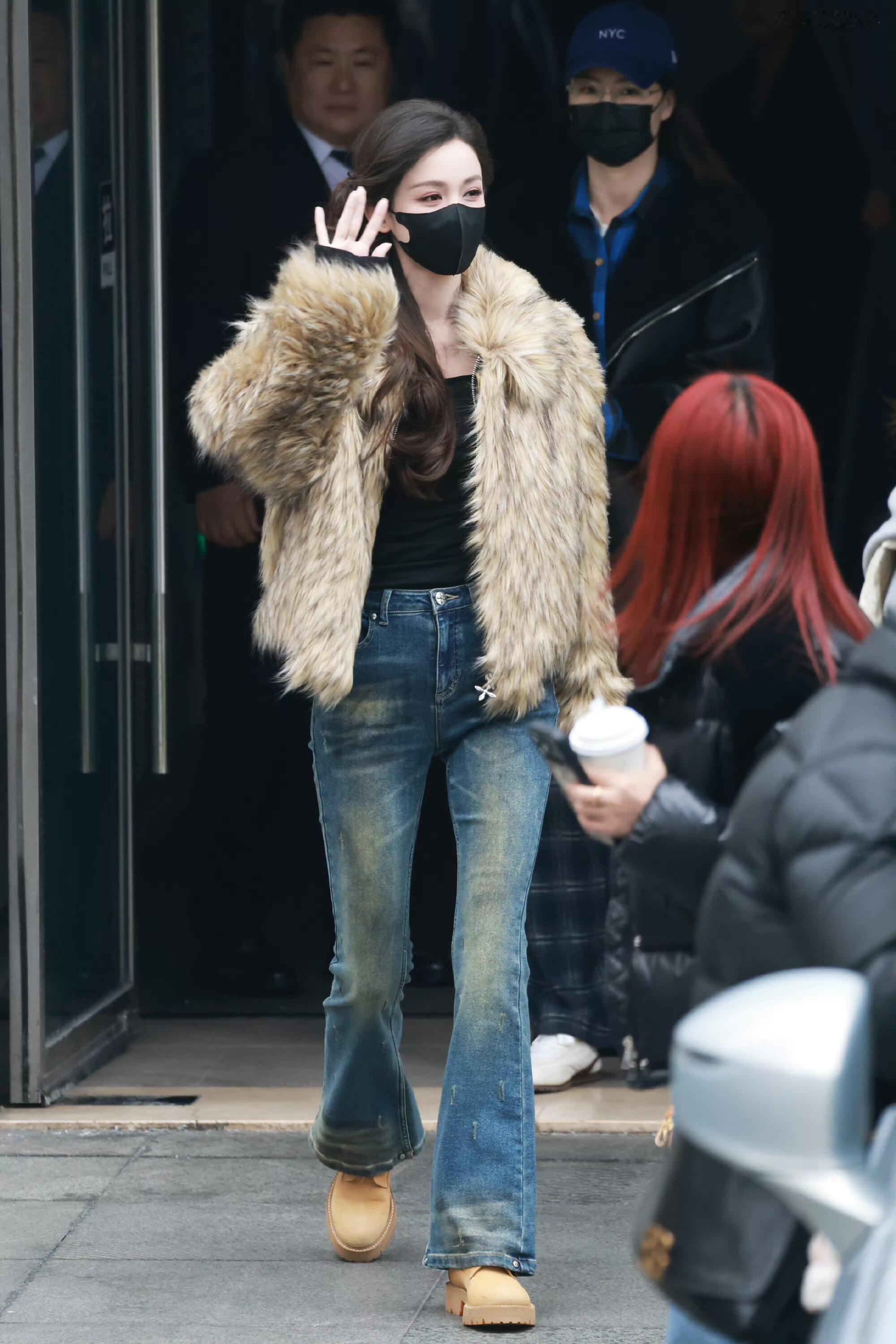 娜扎冬季毛茸茸穿搭｜不愧是颜霸！