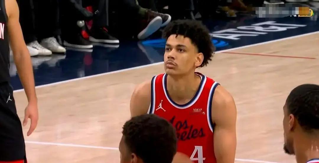 快船裁掉4个新秀，却留下一个24岁的“老头”。因为他只用了5分钟，就让所有