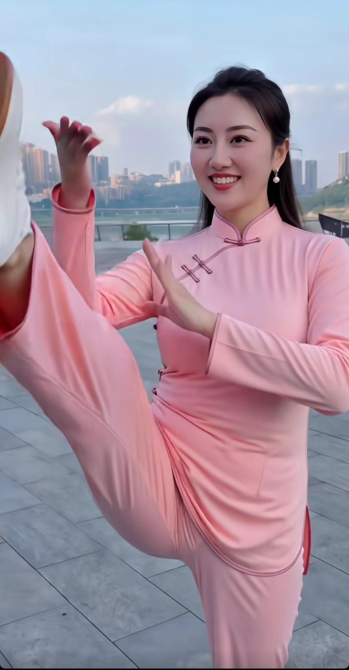 粉嫩太极服，轻盈舞动间，城市背景映衬，活力满满！🌟💃美少女美景分享太极服秀
