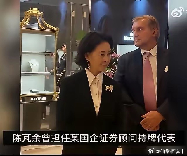 何超琼，冲上热搜！3月31日晚上，赌王最厉害的女儿何超琼，突然冲上热搜，这次她不