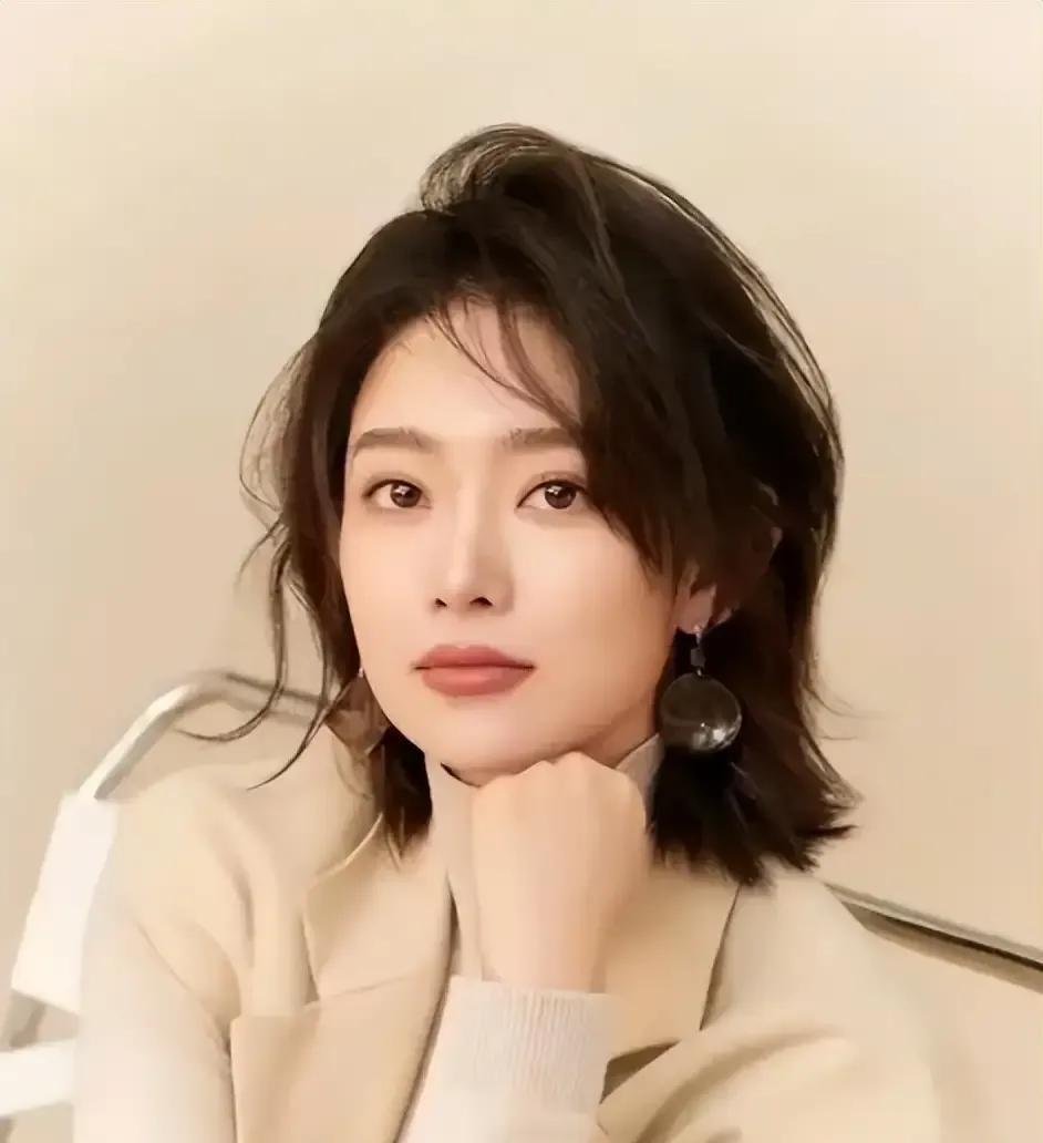 李七月一位气质不凡的主持人，浑身散发着一股魅力！大气优雅，美丽动人！笑容灿烂，