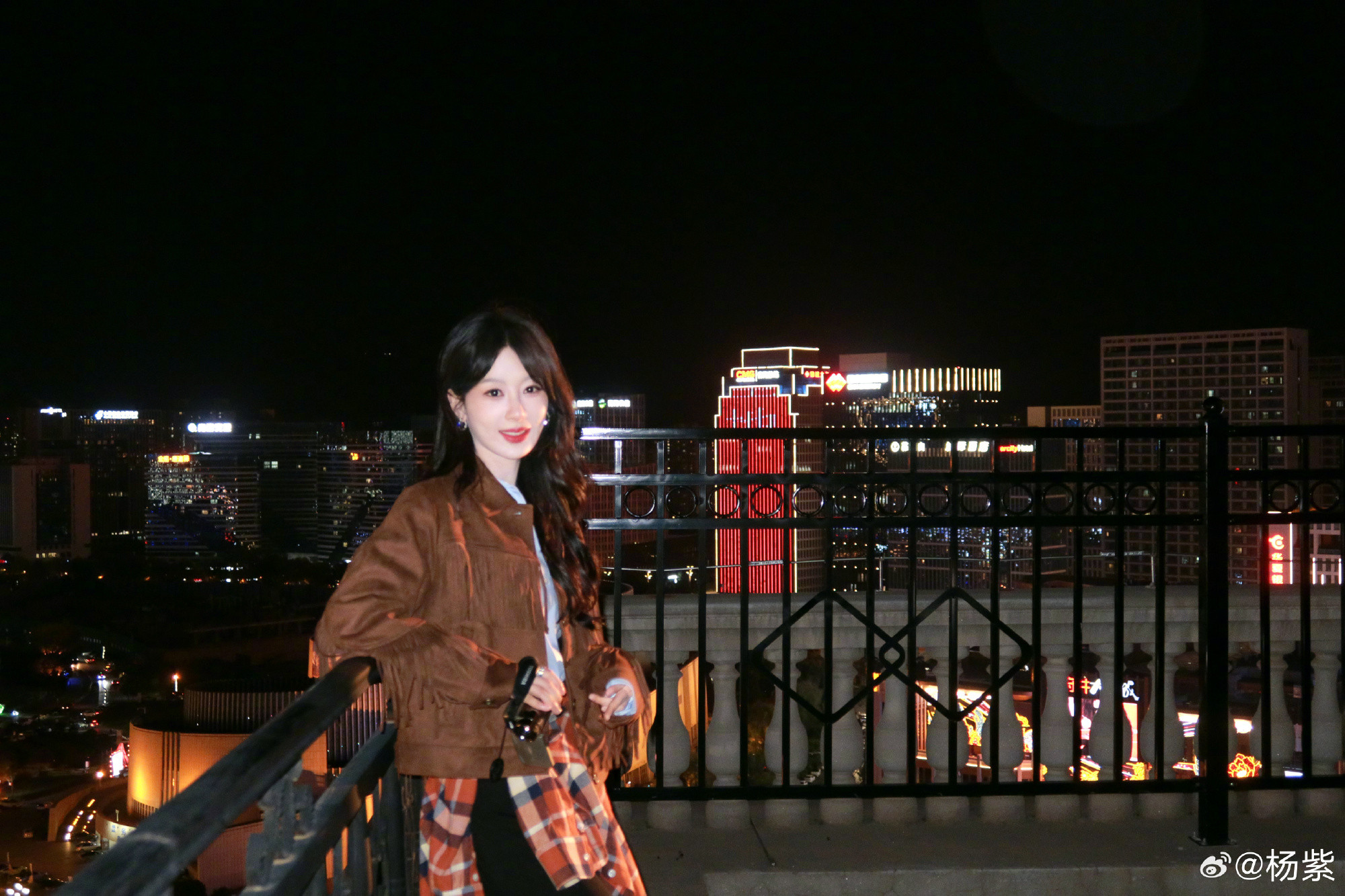 【杨紫秋日美拉德】“风里有秋天的味道。”的秋日美拉德look好酷！感觉秋天真的来
