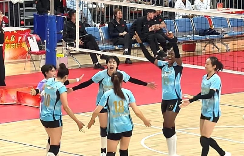 天津女排今日返津！明日出战公益赛！今天天津女排结束在大庆油田的铁人杯三强对抗