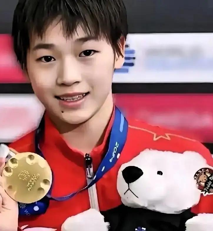 她不帮家人直播带货，反而让家里生意更好了。看到队友开播，她进去连刷十几个“