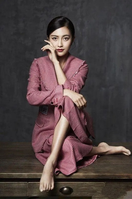 别跪着爱人！从包文婧身上看懂一个感情真相几年前第一次在综艺节目里认识包文婧，给我的印象她是一个挺漂亮