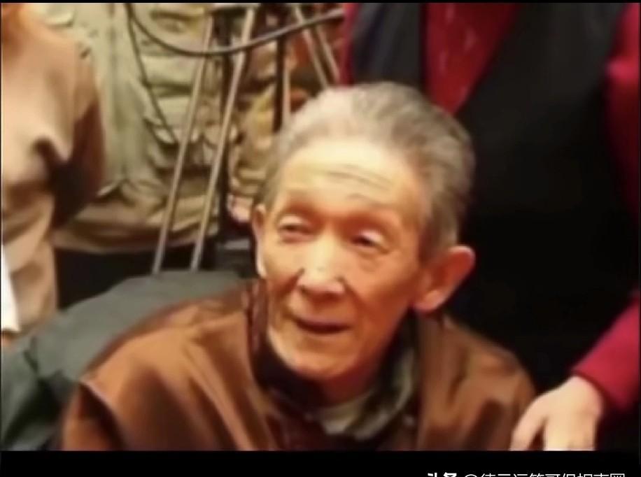 郭德纲成名前最扎心的一幕发生了。当着老艺术家的面，他的老师说了四个字。那时郭