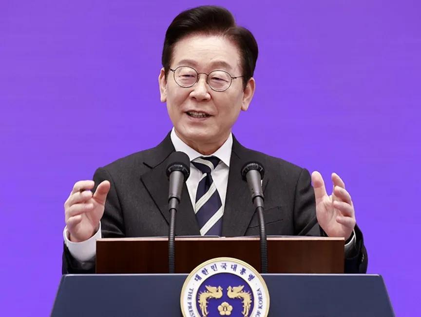 【李在明不惧魔咒搬回青瓦台：回到总统府原本应该在的地方】青瓦台始建于高丽肃宗年间