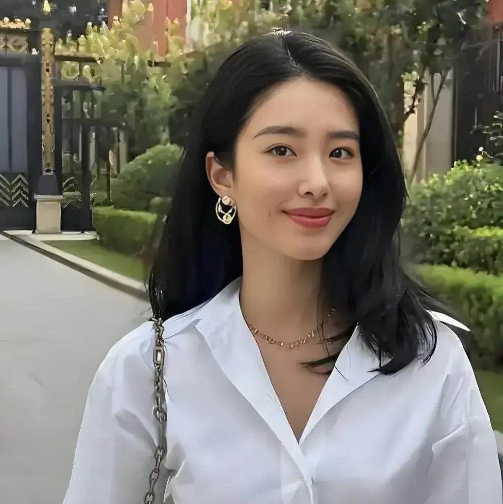 杨采钰谈陈金飞：成年人的选择，冷暖自知杨采钰大方聊起和陈金飞的过往，说他曾