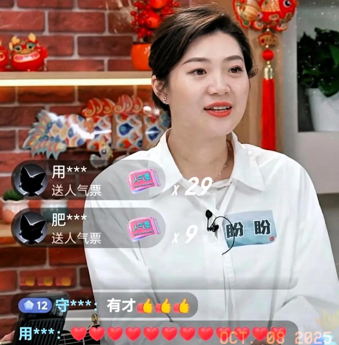 与辉同行的盼盼太“不像话”了是她实在美得太不像话了越来越发现盼盼是个宝藏女孩