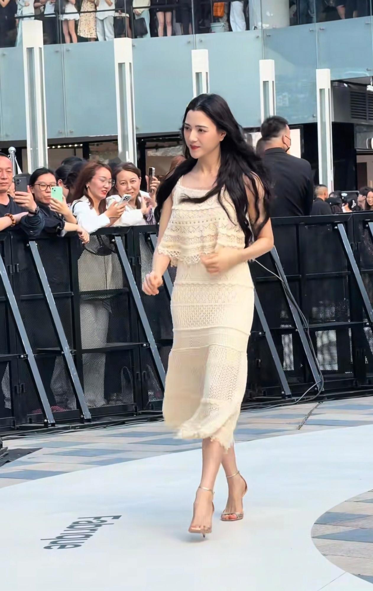 娜然这颜值真的得天独厚，天生的顶级美人骨相！见过真人的朋友都说她小巧清爽，举