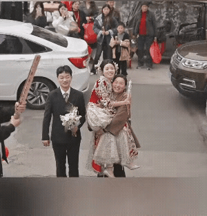 这结婚场面，还头一次看到…新郎抱不动新娘，婆婆上阵来抱回家这牛逼呀