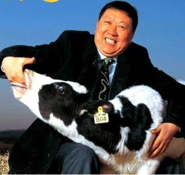成败转眼之间。1999年，伊利把牛根生扫地出门，郑俊怀本来很得意，觉得总算把这头