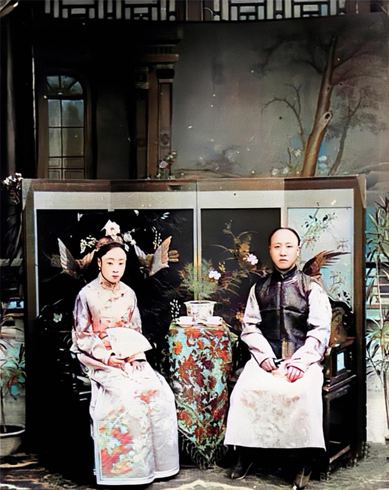 醇亲王载沣身穿便服与嫡福晋瓜尔佳·幼兰的合影里，两人端坐椅上，手指却都无意识地蜷