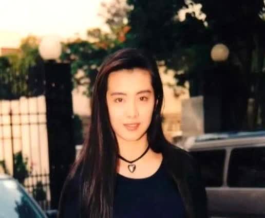 1990年王祖贤第一次去北京拍广告，片酬200万。坐出租车时她给司机5块钱，