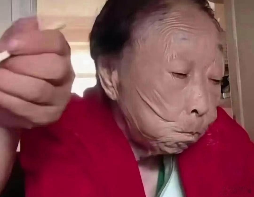 实在是对李玉成服气了,这人居然还能够吃得下饭！李玉成如今已经54岁了,而马玉