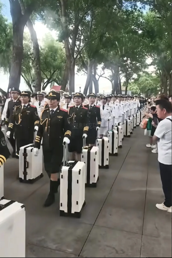 暴走团又换新装束，退休金养的大娘都成精了，有三大疑问：尴尬不？脚臭不？箱子里装的