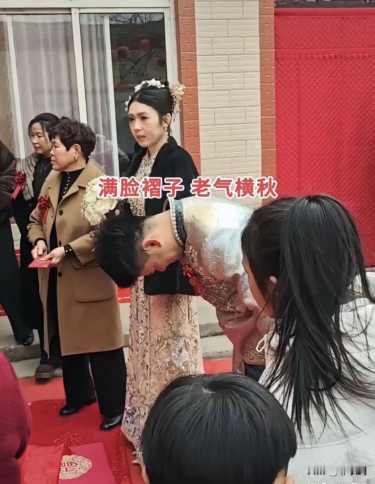 河北某地一场婚礼火了，25岁清秀小伙，居然娶了36岁看着显老的新娘，两个人站一起