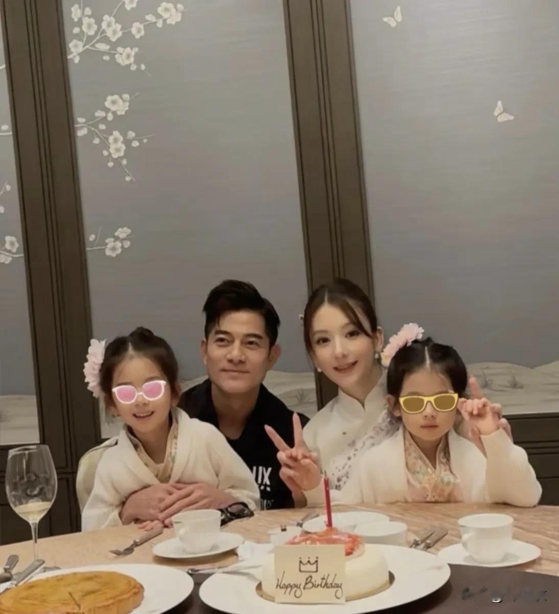 郭富城是最聪明的香港男明星，因为他年轻时谈各种漂亮女明星，但就是不结婚。而人