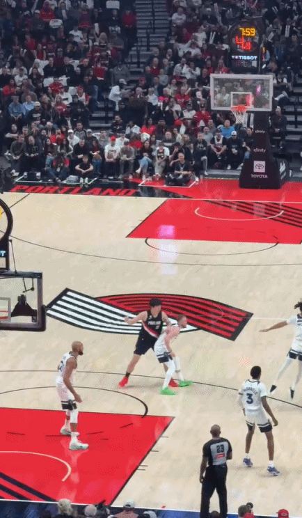 杨瀚森NBA生涯首分：罚球命中！虽然不是运动战得分，但造犯规罚球也不错，这是