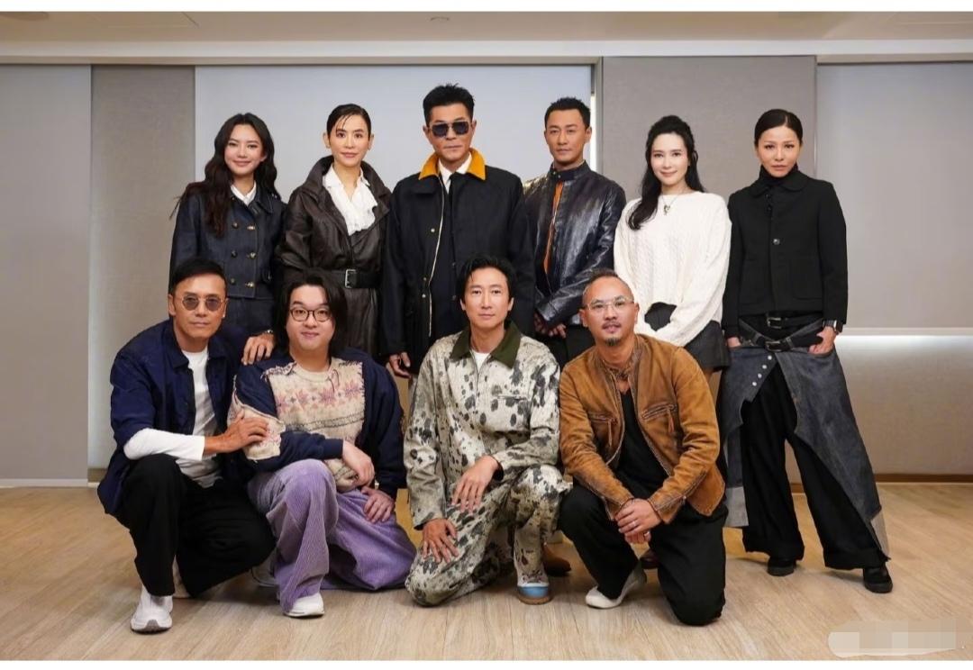 古天乐，照相也不舍得摘墨镜。