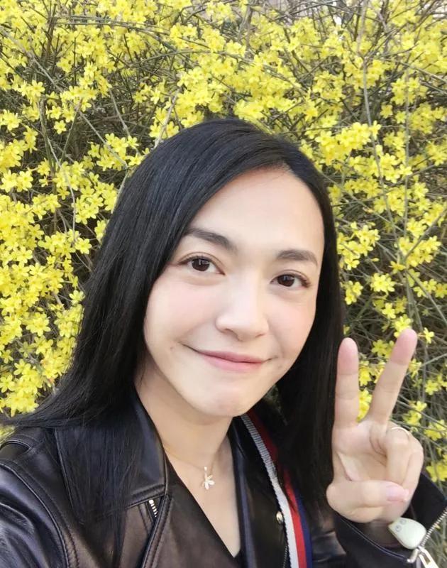 姚晨那句“结婚七八年还激情似火挺吓人”，当年听着就有点儿不对劲。她嘴上说婚姻会