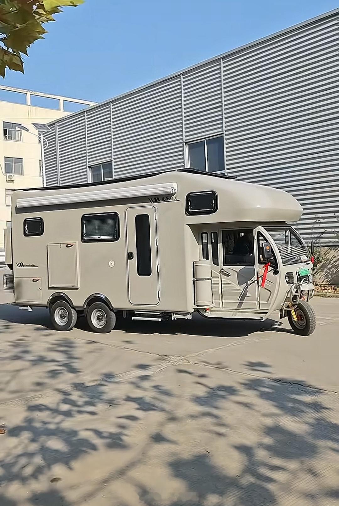 五轮老头乐房车，车身长六米宽两米，30度电池能跑300公里，还有增程发电机配25