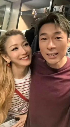 怎么能，这么爱呢？许志安香港演唱会，郑秀文专门去现场力挺老公，晒出合照，郑秀文满