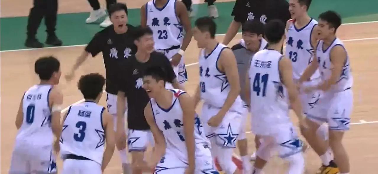广东宏远又一失踪人口回归，结束在美国两个月特训的黄明依回来了，不过正如蕴酿巨变中